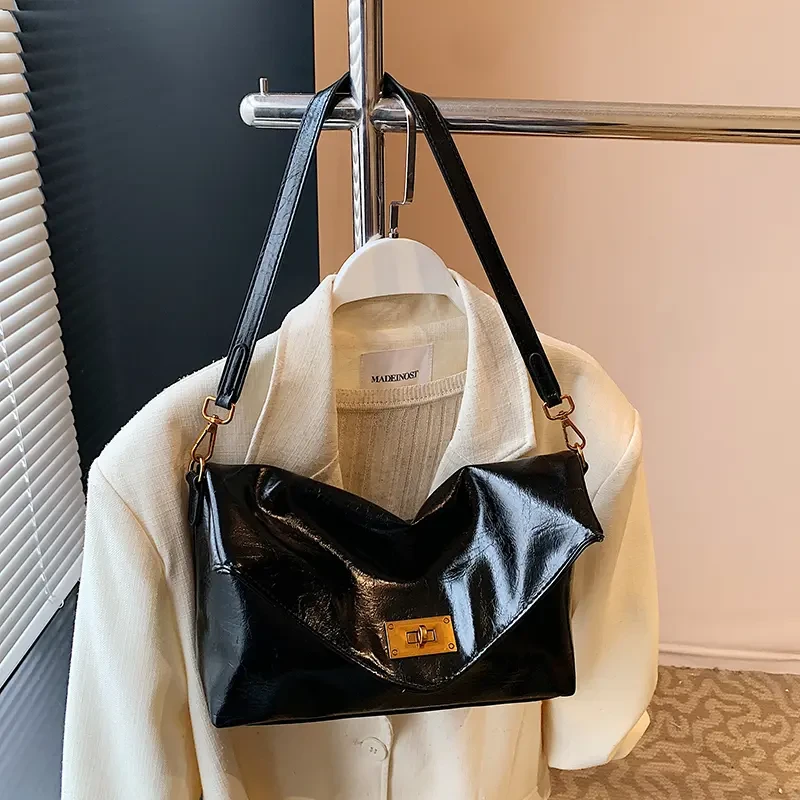 2025新款玛莎油蜡皮520慵懒风锁扣翻盖大容量轻便单肩腋下斜跨包