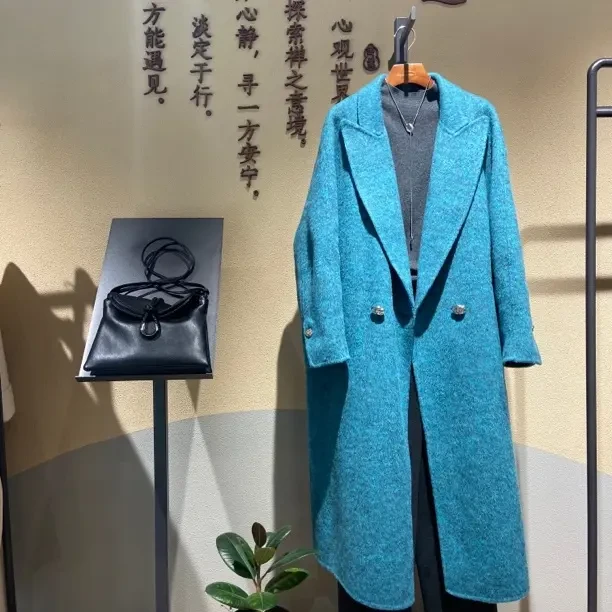 印象主题时尚孔雀蓝大衣