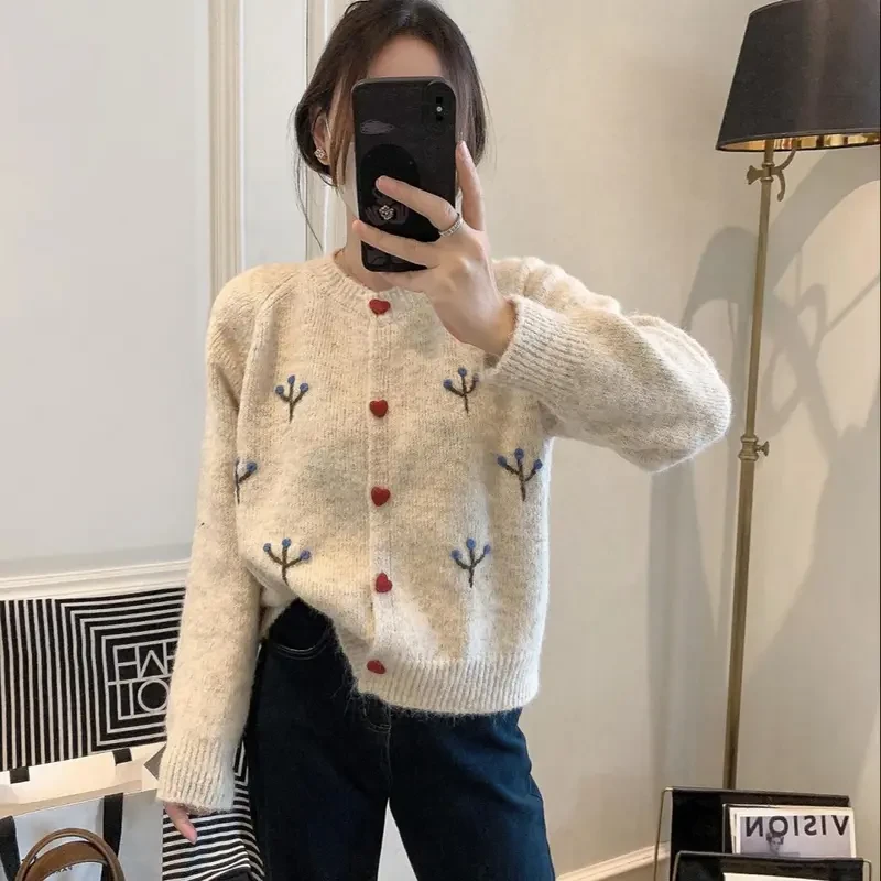韩系复古ins毛衣开衫外套女装秋冬新款爱心扣花朵针织衫短款上衣
