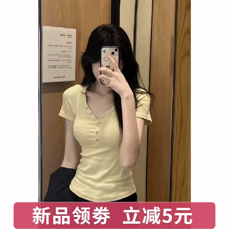 夏日穿搭奶黄色v领正肩短袖t恤女2025新款修身设计感纽扣辣妹上衣