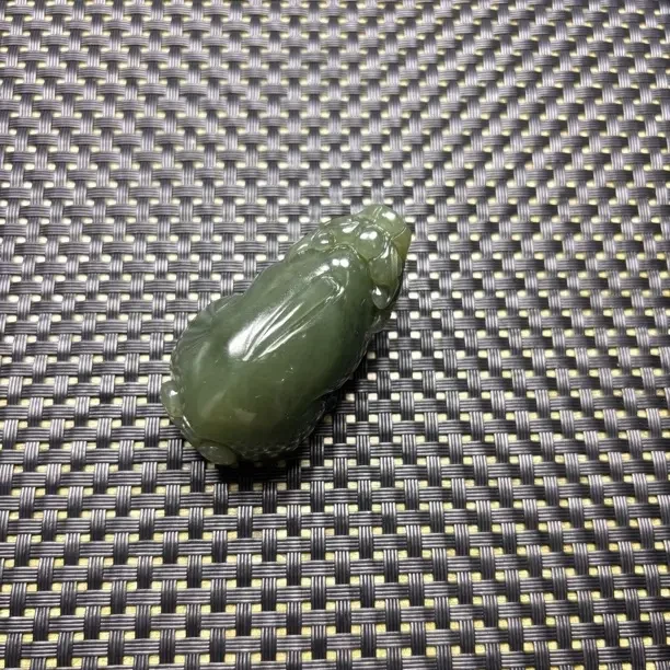 貔貅精雕细琢男女玉石挂件