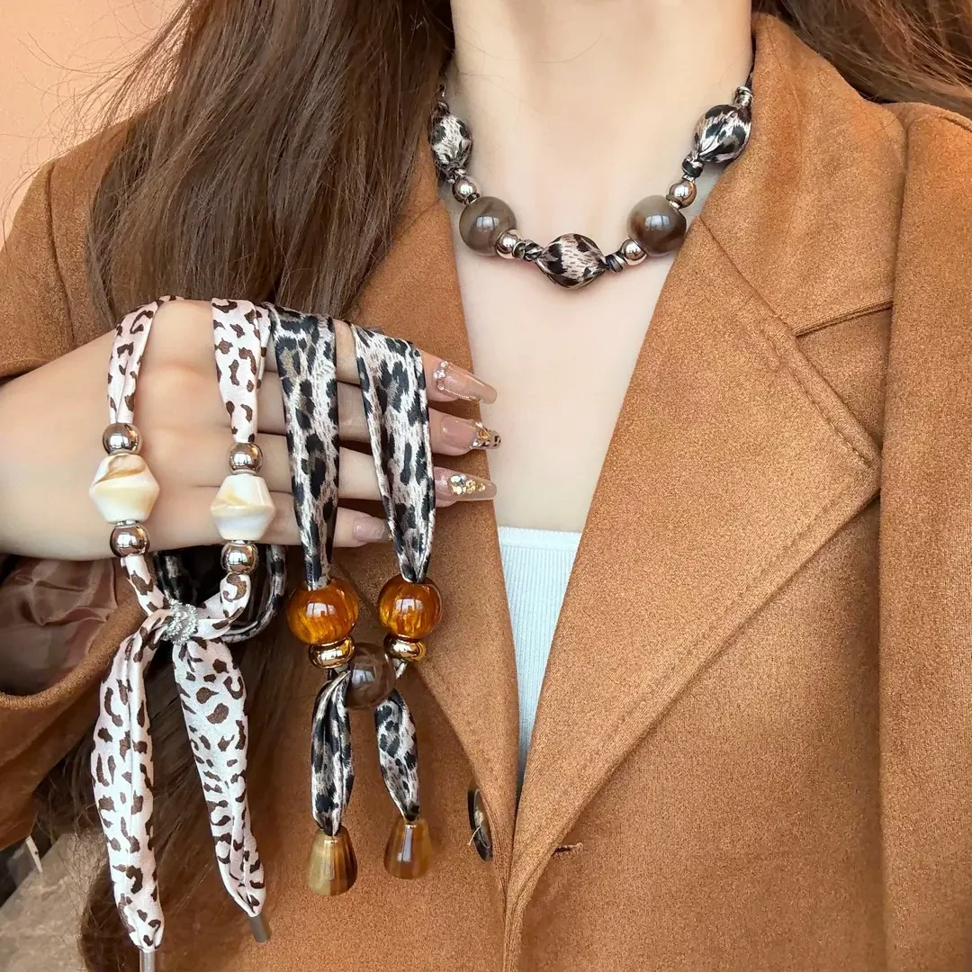 铜合金布艺项链 咖色美拉德豹纹丝巾项链小众复古气质毛衣链配饰