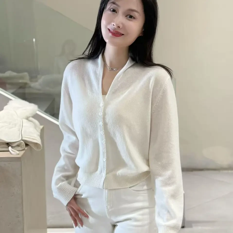 白色V领修身显瘦羊绒针织衫