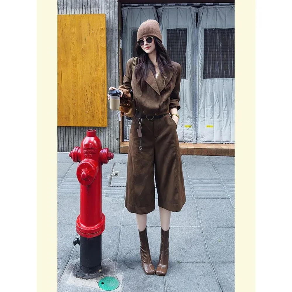 一套完整的酷装美拉德覆古休闲棕色风衣夹克七分裤套装2025秋季女
