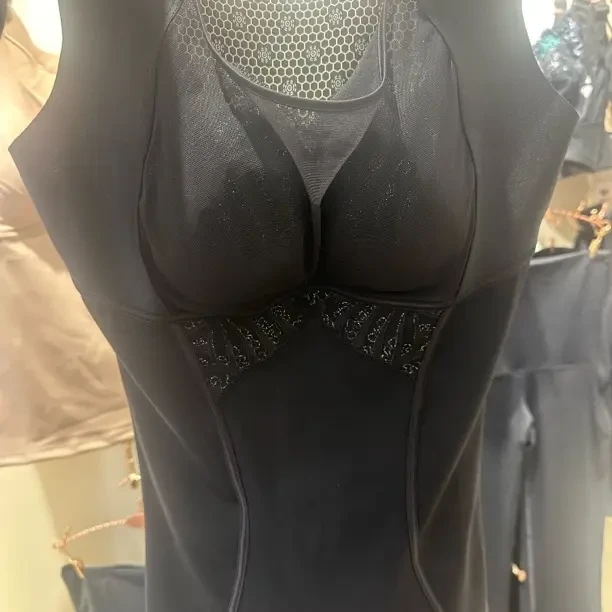 黑绷带罩杯一体修身收腹衣塑形保暖背心