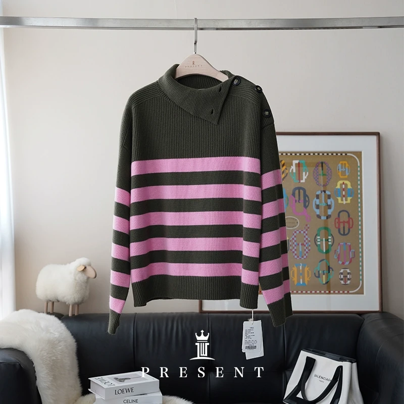 老宝娘家丨J*C匠心100山羊绒纽扣侧开领宽松条纹套头针织衫24冬款