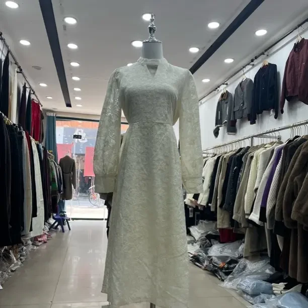 优雅高贵白色蕾丝长袖连衣裙展现女性曲线美2025春