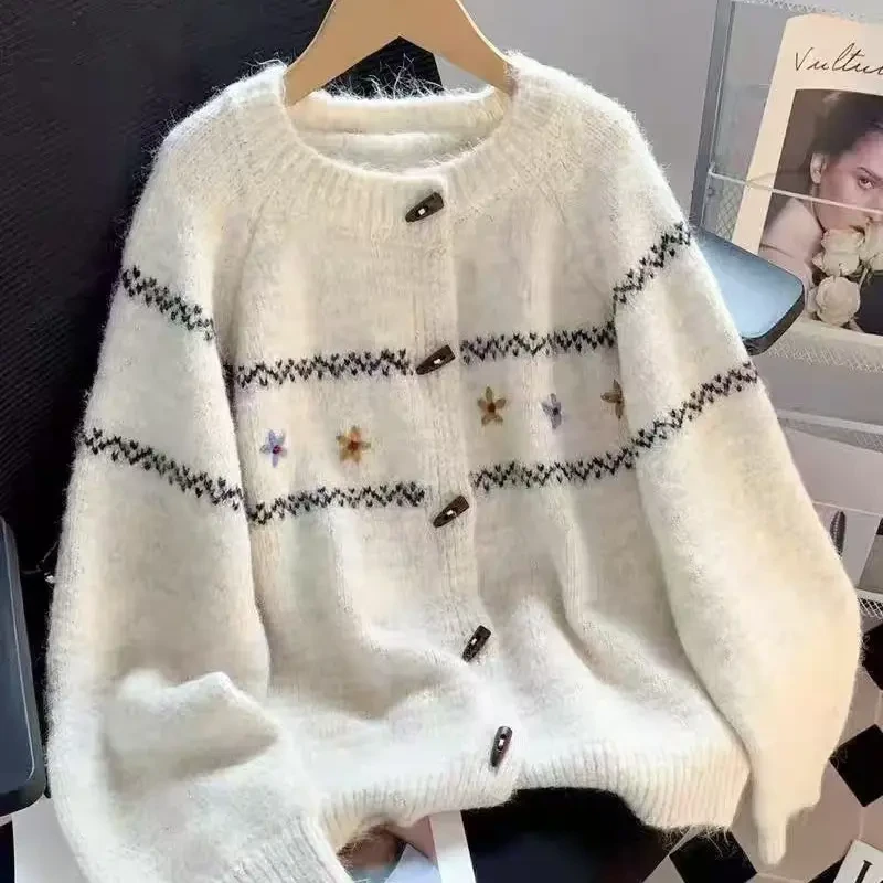 韩系软糯亲肤细腻舒适牛角扣针织衫女秋冬复古刺绣设计感小众毛衣