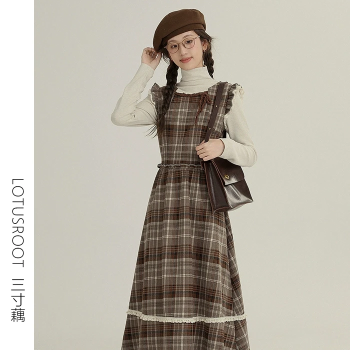 三寸藕【梧桐晚风】文艺复古木耳边咖色格纹背心连衣裙女L240061