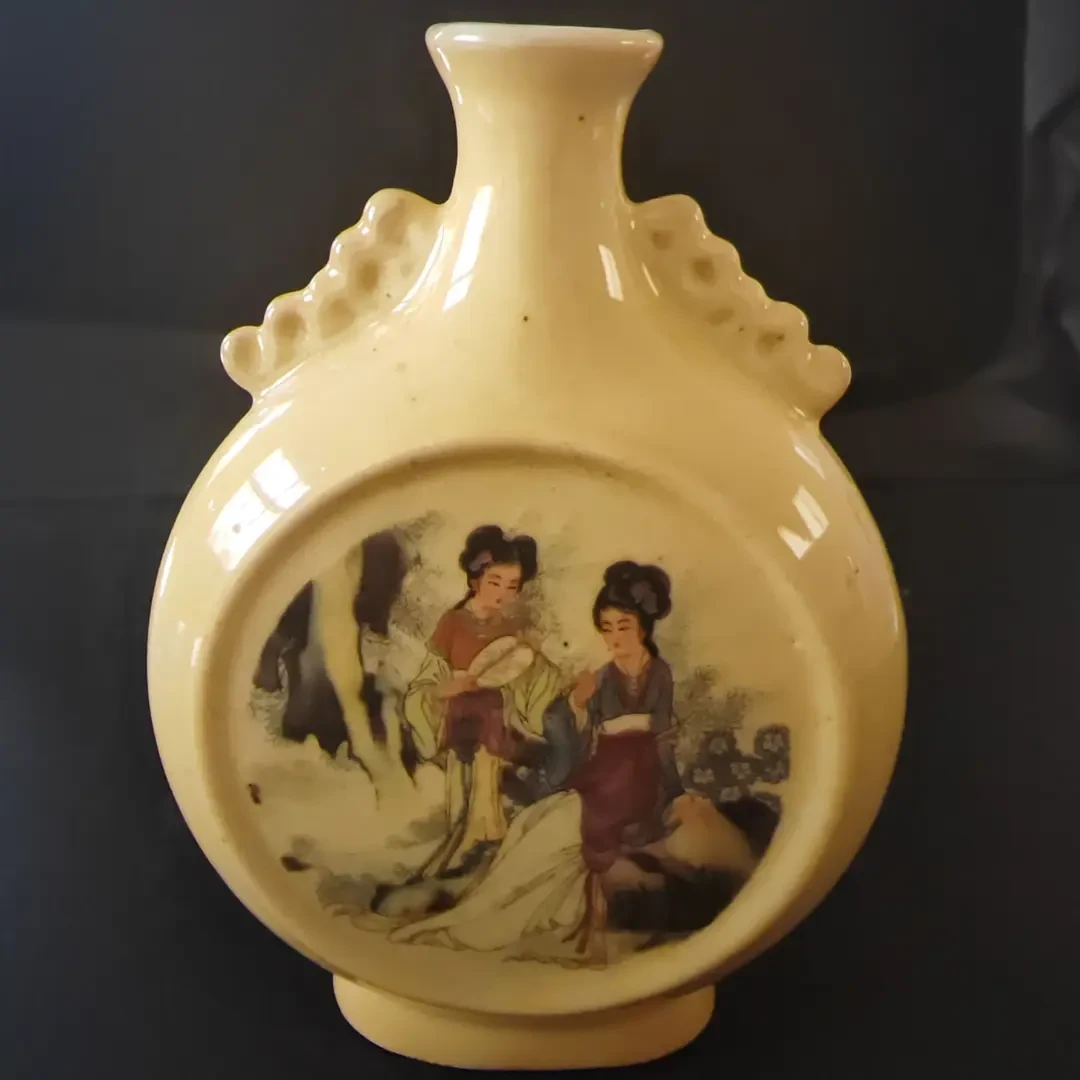 釉上彩黄色彩绘精美摆件