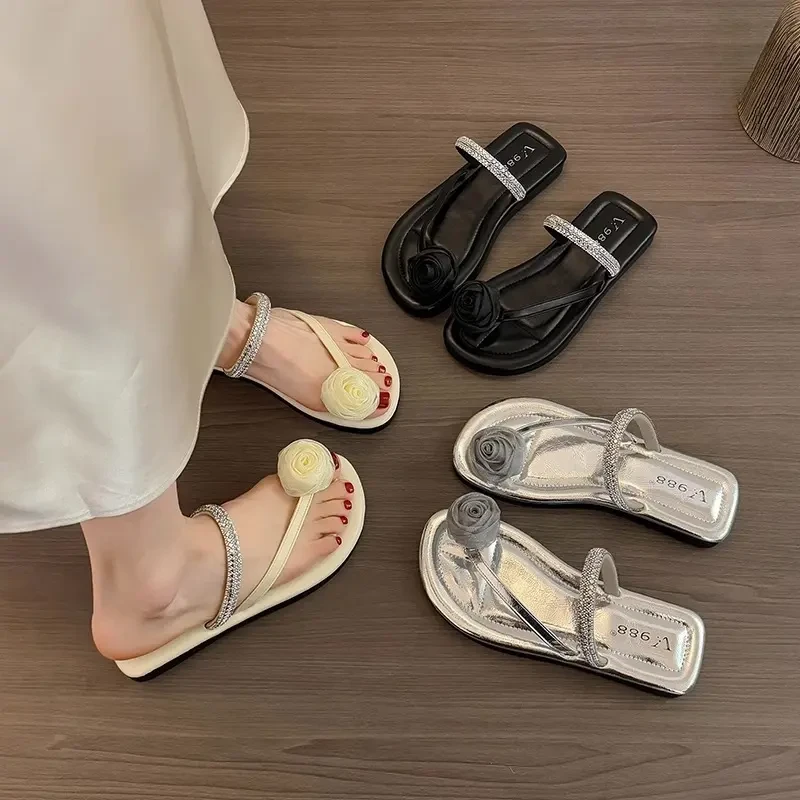 绝美平底套趾凉拖鞋女夏外穿2025新款配裙子仙女风水钻人字拖凉鞋