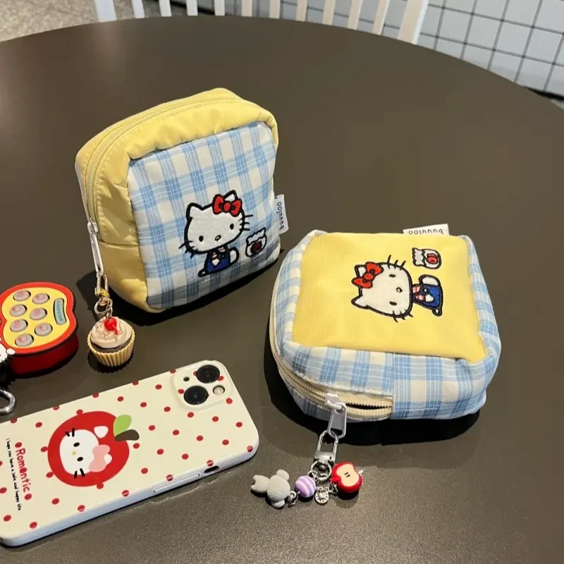 2025新款可爱kitty格子帆布收纳小包韩系拍立得便携大容量化妆包
