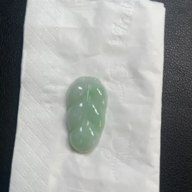 天然A货翡翠糯冰树叶吊坠