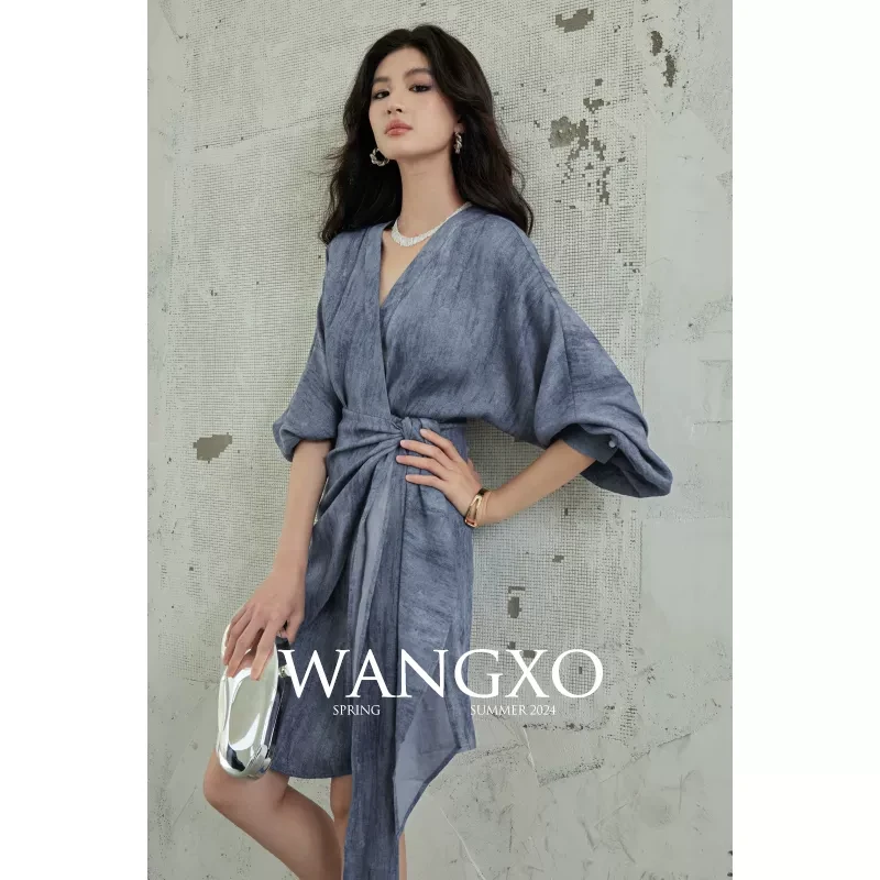 WANGXO｜定制棉麻炒色工艺|交叉V领门襟|不规则绑带收腰连衣长裙