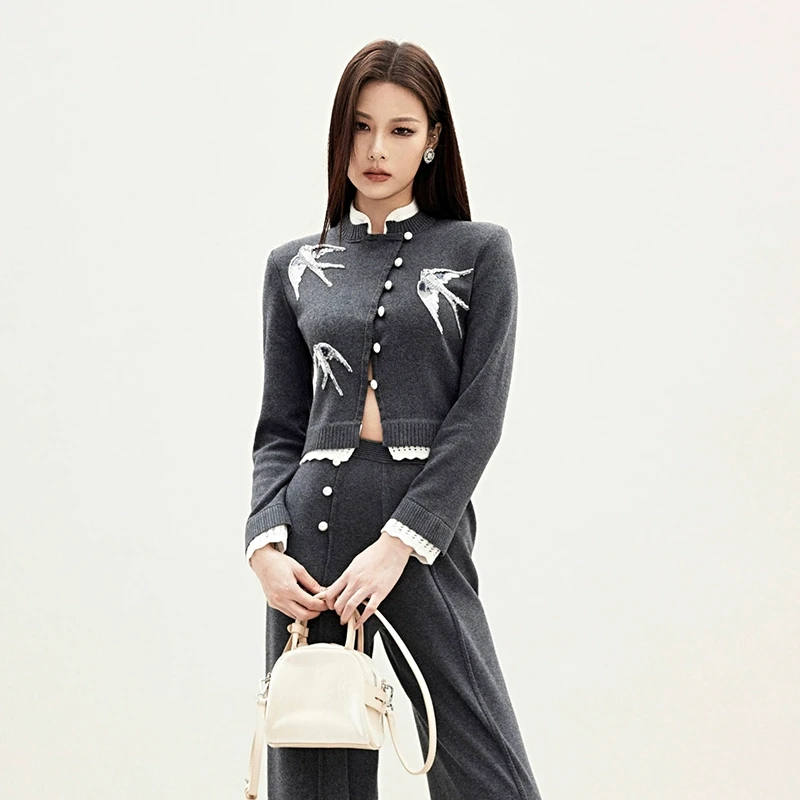 LeFame/拉飞姆25年春季精致华丽燕子绣斜门襟针织LF25C31ZM023