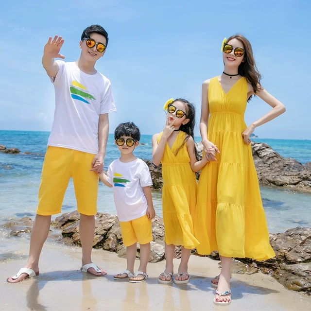 亲子装新款一家三口海边度假沙滩裙母女装黄色V领连衣裙三亚旅游