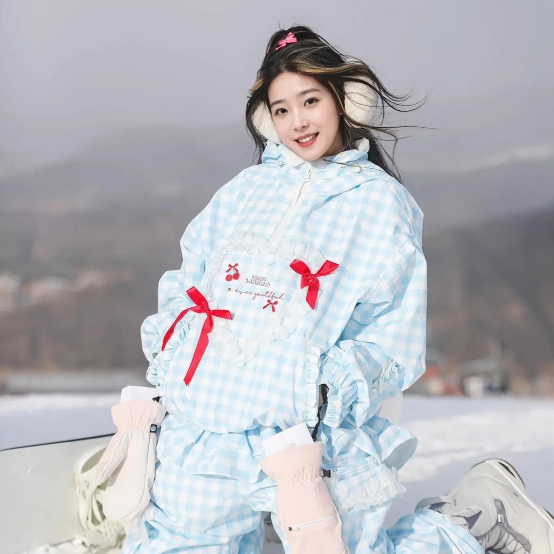 蓝白格纹多巴胺滑雪服套装女款出租