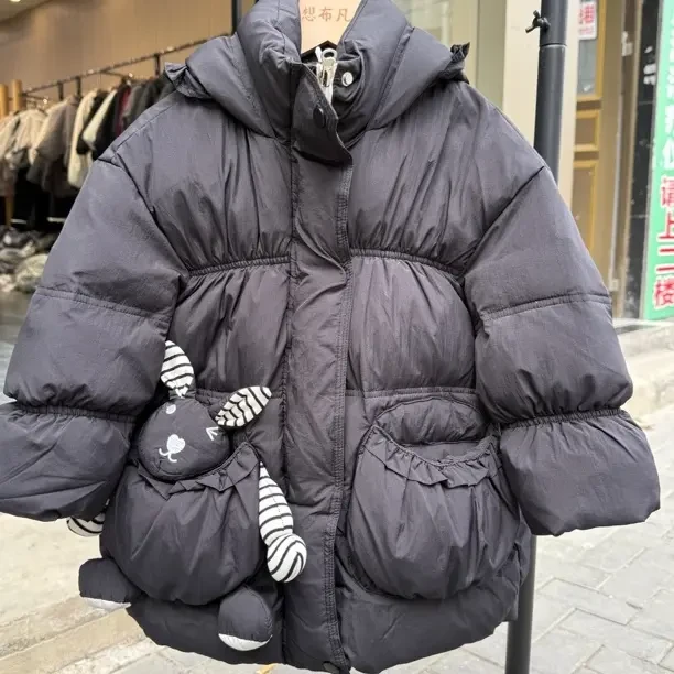 纯色连帽羽绒服女童冬季时尚风格