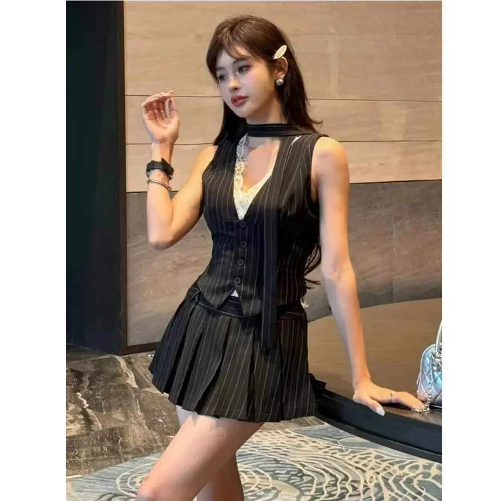 2025春夏季新款时尚辣妹性感无袖上衣V领蕾丝马甲+百褶裙两件套装