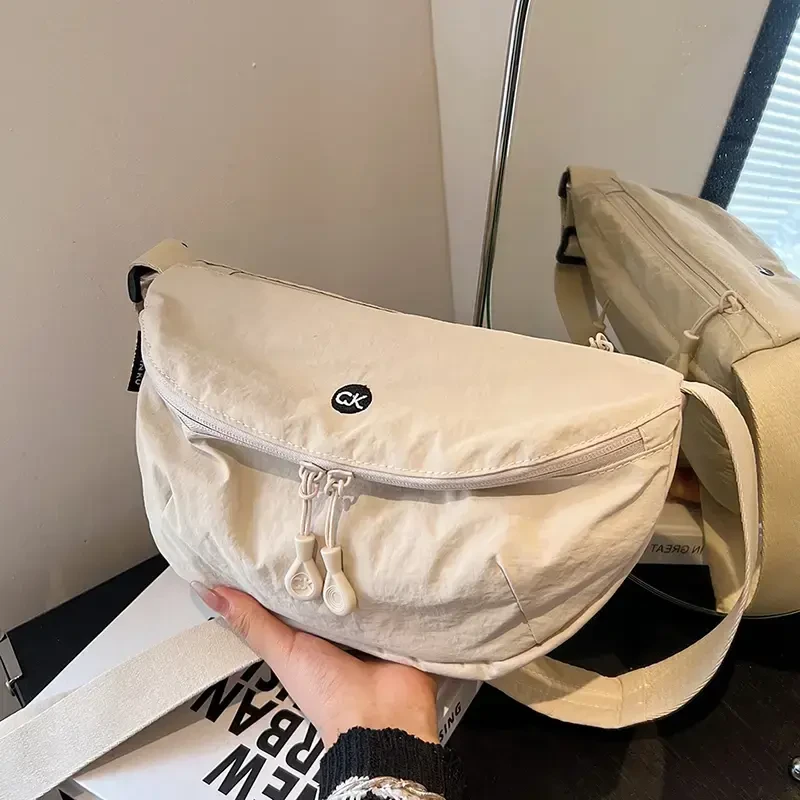 日系超轻防水斜挎包牛津布男女通用百搭单肩尼龙轻便实用马鞍胸包