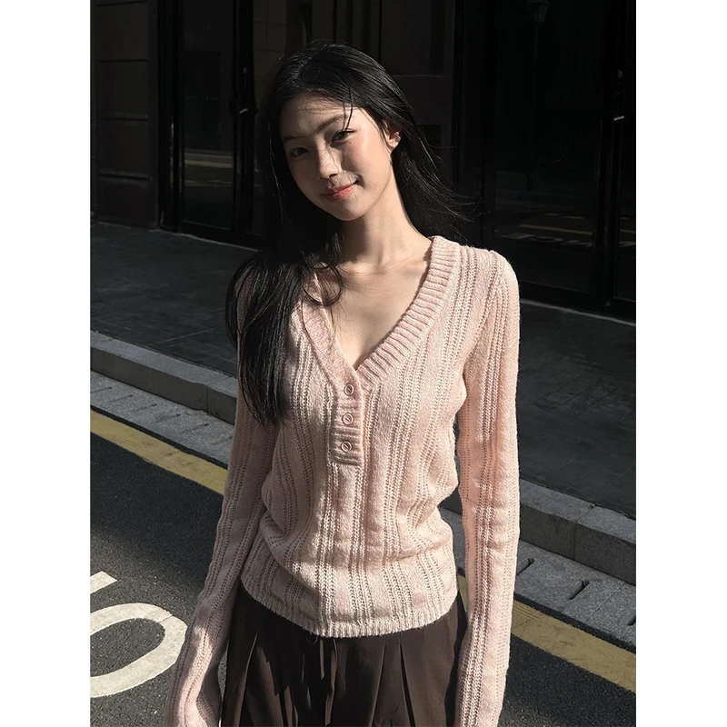 藕粉色V领毛织上衣女2025秋季设计感竖坑条螺纹镂空显瘦针织衫女