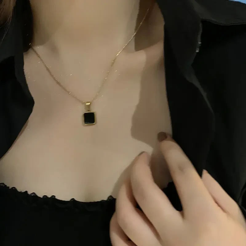铜合金项链 【五金女孩】黑色几何方块吊坠项链钛钢锁骨时尚气质