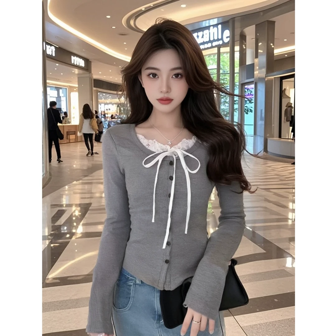 春装新款蕾丝拼接单排扣假两件长袖T恤纯欲修身上衣女内搭打底衫