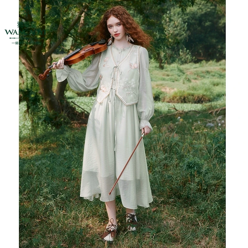 菀壹2025春夏新款薄荷曼波连衣裙女重工刺绣圆领中长裙Q03211519