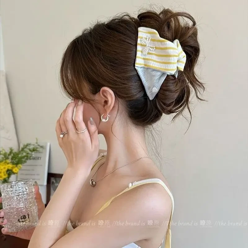 盐系黄蓝条纹三角抓夹女高级感2025新款可爱发夹后脑勺大号鲨鱼夹