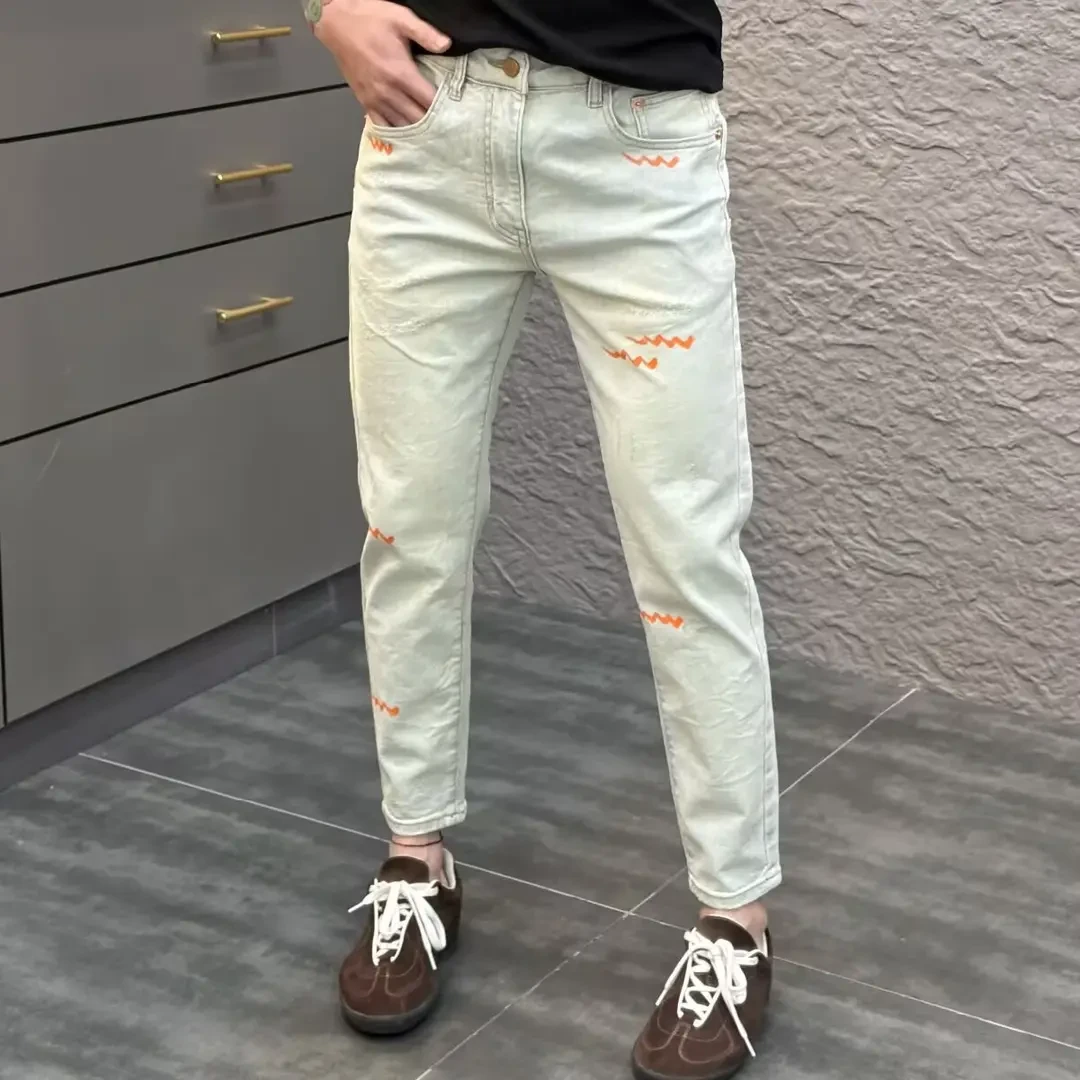 设计款手绘印花牛仔九分裤男浅蓝色2025春夏季新款弹力修身小脚裤