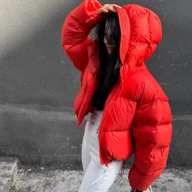 橘红色连帽短款女冬季鸭绒保暖高级时尚宽松羽绒服