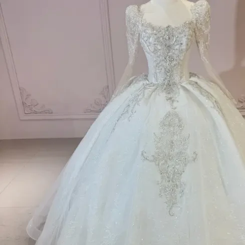 重工高级缎面抹胸大拖尾轻婚纱适合新娘迎宾穿着