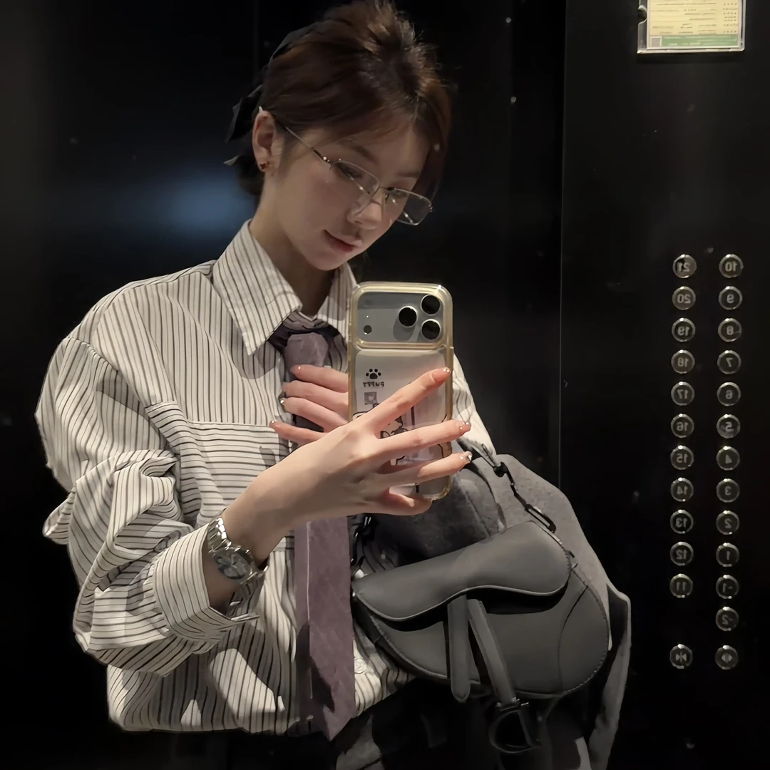 【47bb】重庆电梯随拍！灰调西装穿搭和山城的冷感绝配47n011