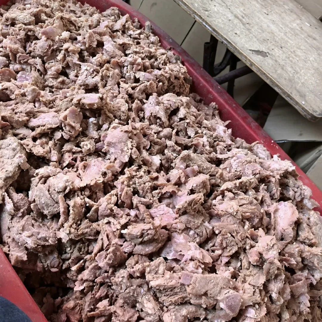 宠物零食，牛肉边角料，八分熟，微咸，冷冻保存