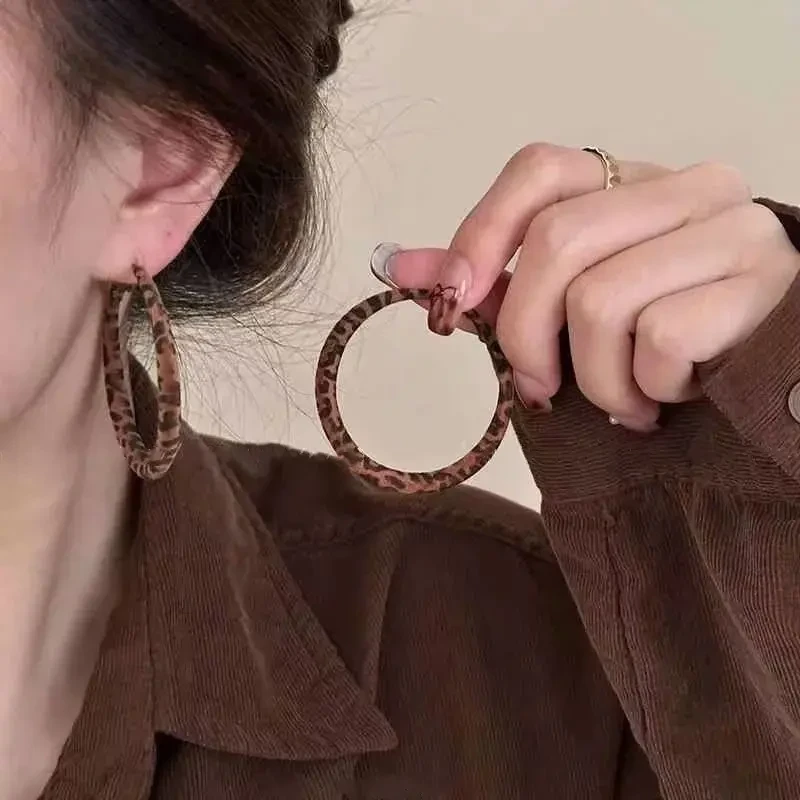合金耳饰 复古港风豹纹丝绒圈圈耳环高级感气质素圈耳钉耳饰