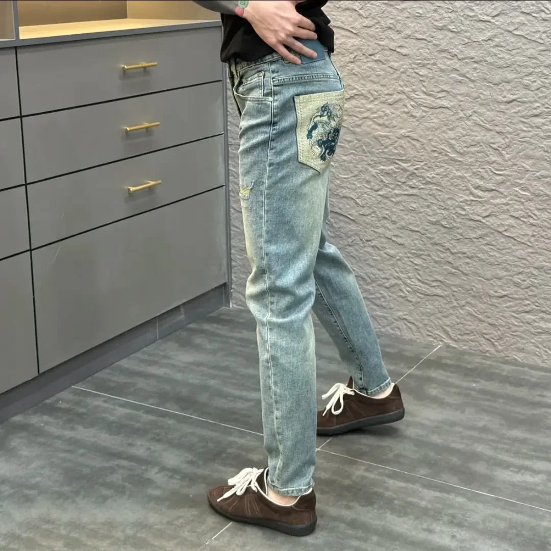 2025春季新款时尚轻奢休闲百搭净版薄款男士刺绣小脚牛仔裤长裤