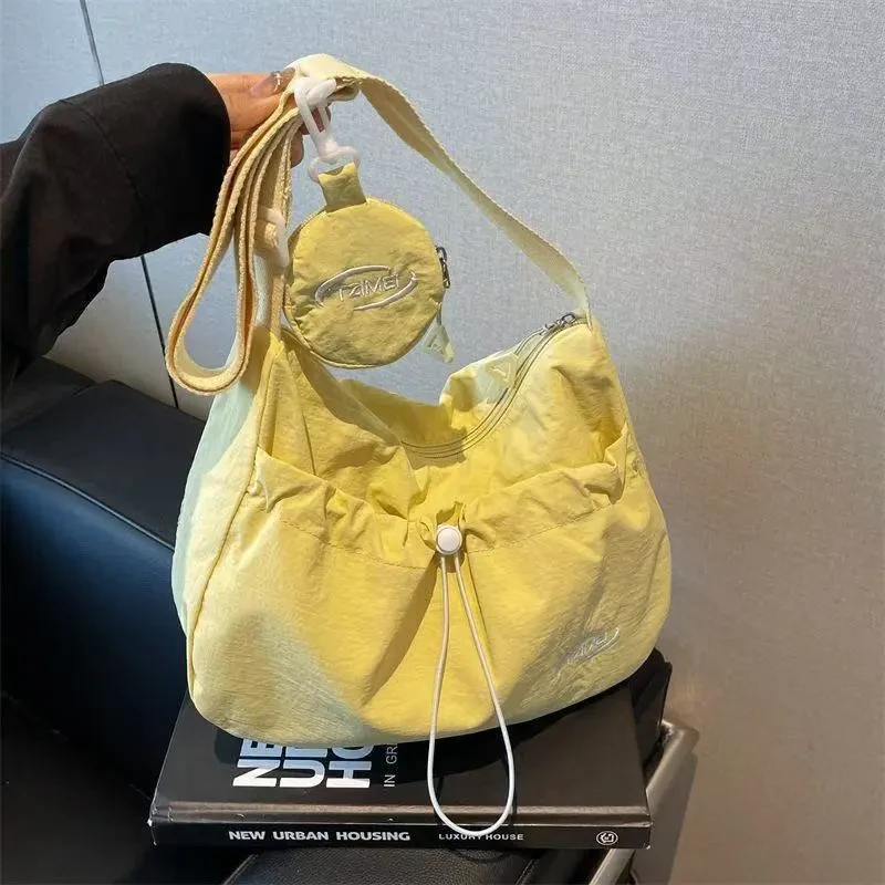 新女生旅行单肩包小众不撞款包包轻便斜挎包女超轻通勤包小个子