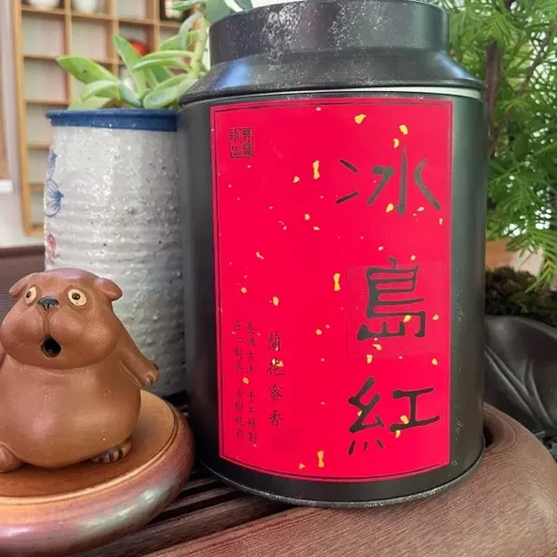 带有花果香、冰糖香等独特香气，滋味醇厚甜润，茶气较强，耐泡度较高