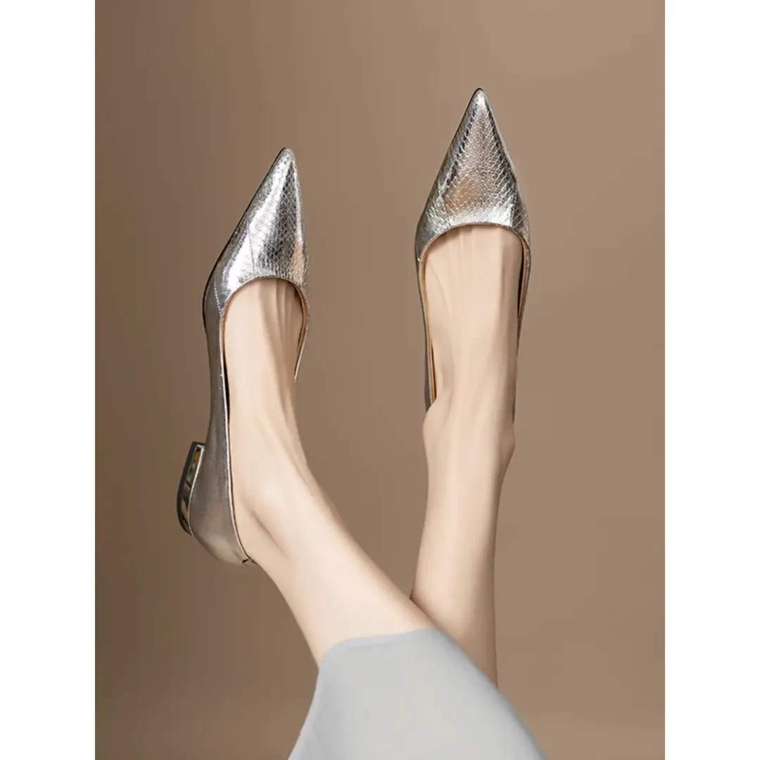 2025年流行女单鞋低跟百搭浅口尖头细跟气质软皮欧美风格小皮鞋