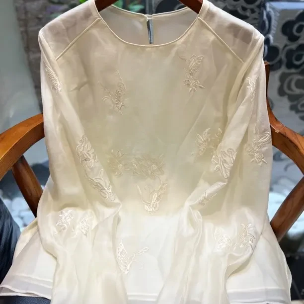 优雅刺绣长袖上衣三色可选浪漫设计女士新中式