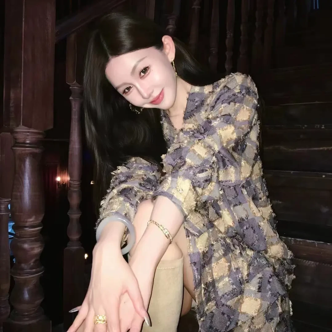 秋季新款时尚重工蝴蝶烫钻不规则衬衫搭配毛边套装