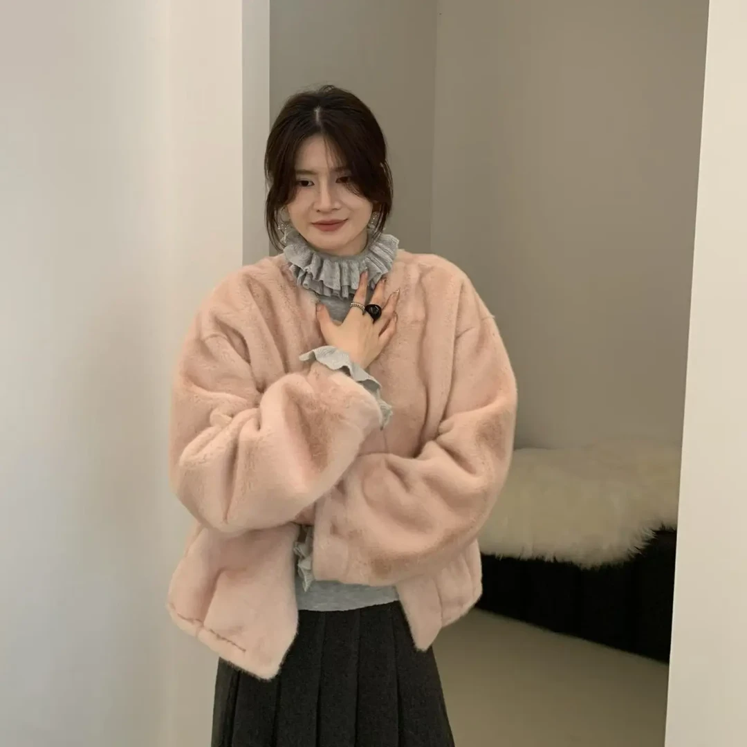 圆领粉色毛毛外套