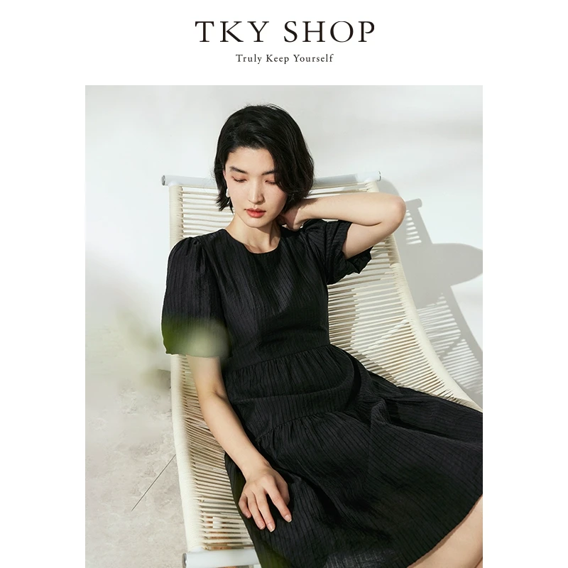 TKYSHOP气质小黑裙夏季圆领褶皱肌理感泡泡袖连衣裙 10H1YA07H175