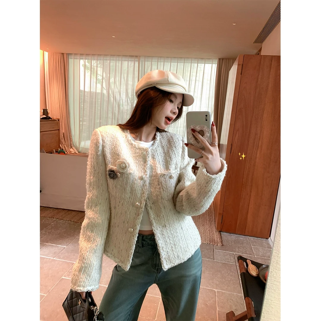 im向 【白金山茶’】财阀千金小香配胸花微收腰外套编织短款小香风