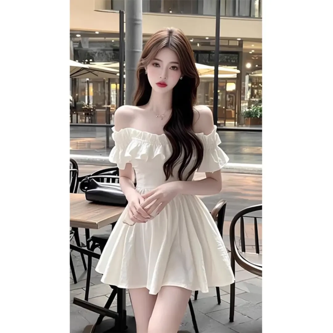 2025夏季新款纯欲辣妹风气质一字肩短袖连衣裙白色木耳边裙子女装