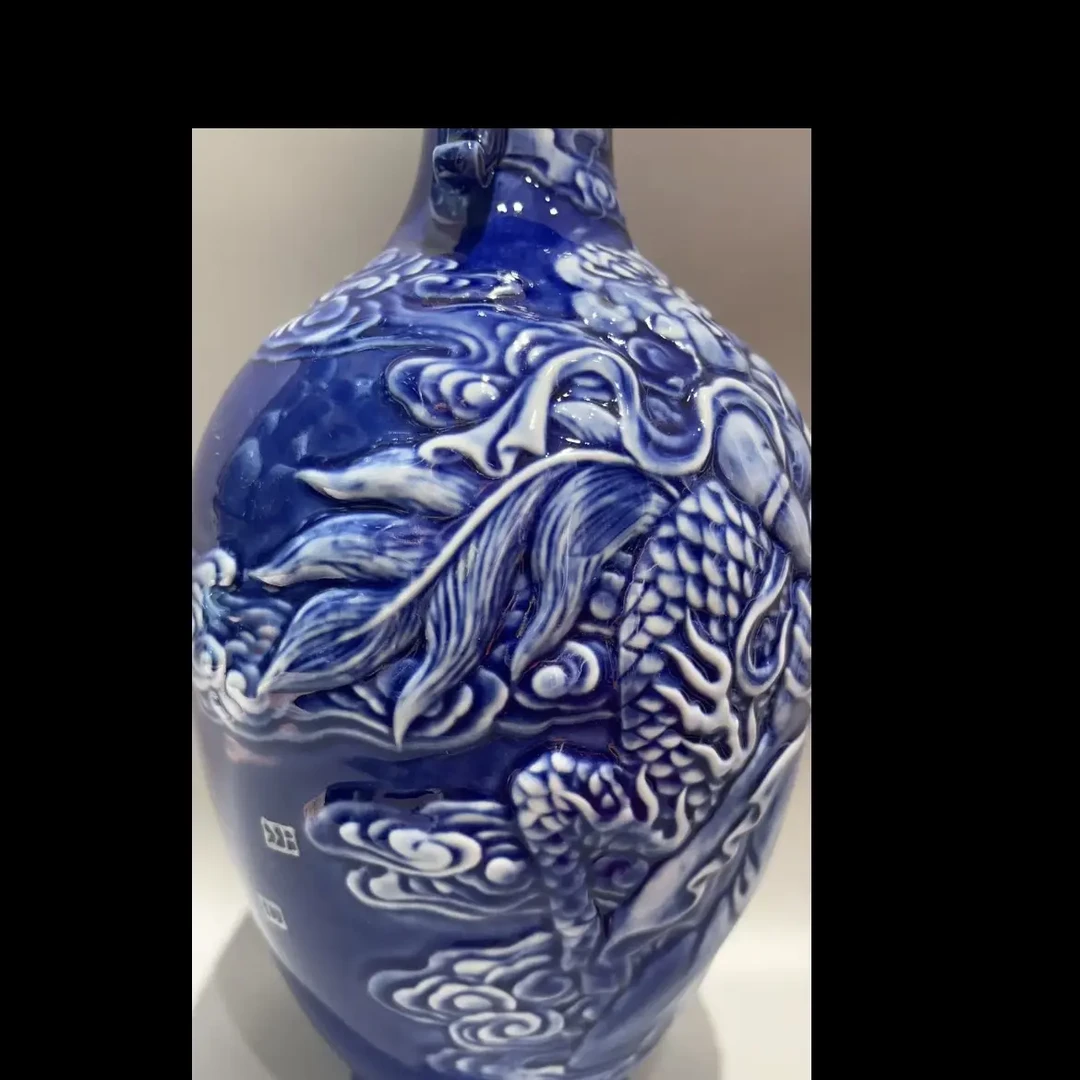 青花浮雕花瓶麒麟送子新中式家居装饰品卧室办公室客厅茶几摆件