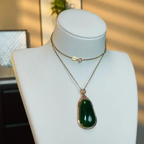 高端碧玉 18K金镶嵌碧玉吊坠