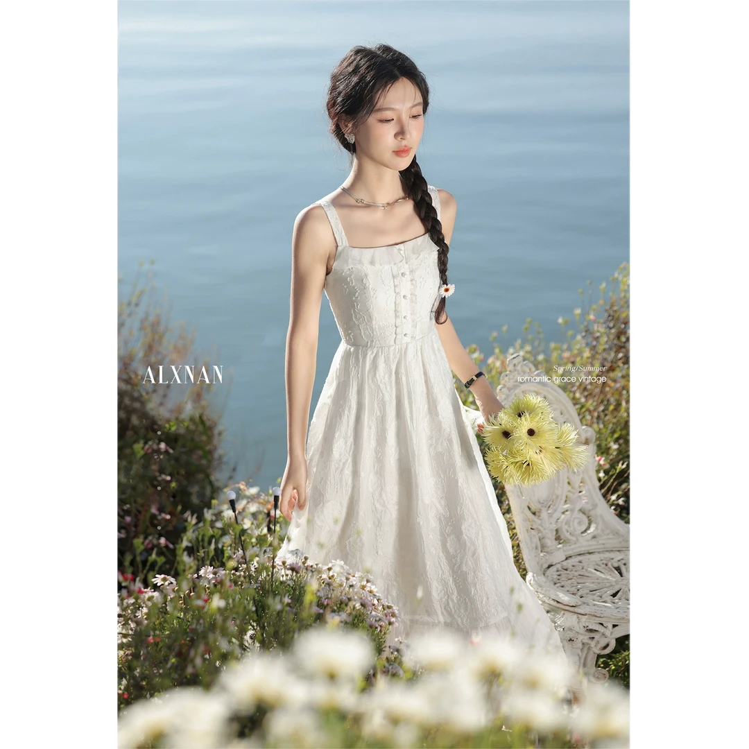 鹿向南「梦幻花园」杏色吊带连衣裙2025春季新款女装显瘦裙子L52892