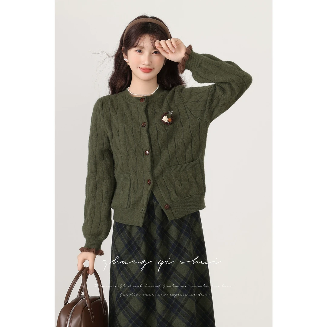 张小小2024秋冬新款复古小众设计感绿色可爱风宽松麻花开衫毛衣女