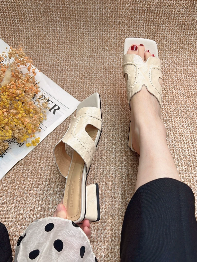 法式软羊皮方头一字拖鞋女外穿2025夏季新款简约中粗跟露趾凉拖鞋